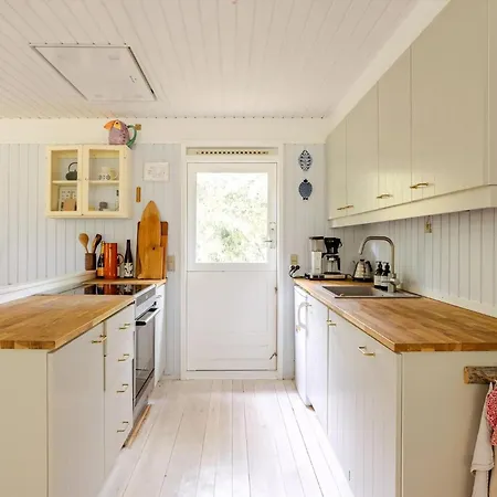 Colourful Details In Wooden House On Nature Plot בית נופש *