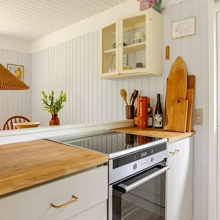 Colourful Details In Wooden House On Nature Plot בית נופש